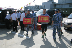 明发国际集团领导慰问海军“青岛舰”官兵